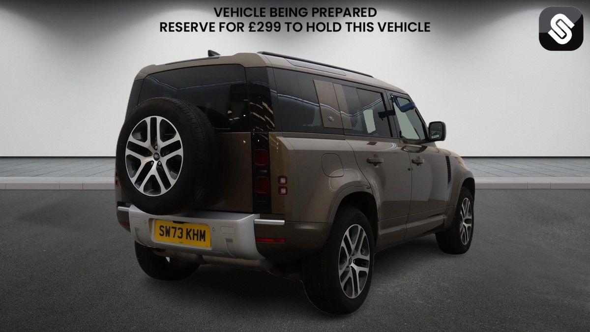 Land Rover Defender 110 Image 4
