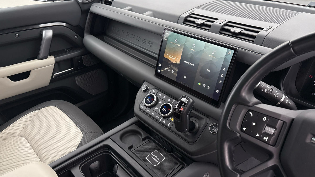Land Rover Defender 130 Image 18