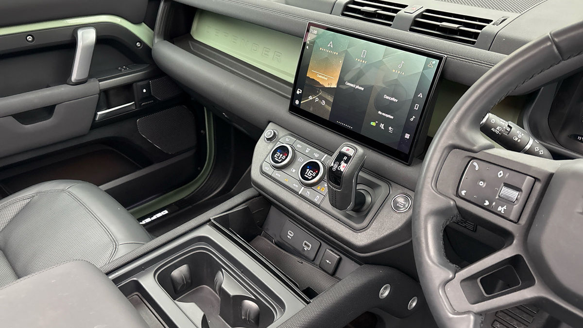 Land Rover Defender 110 Image 18