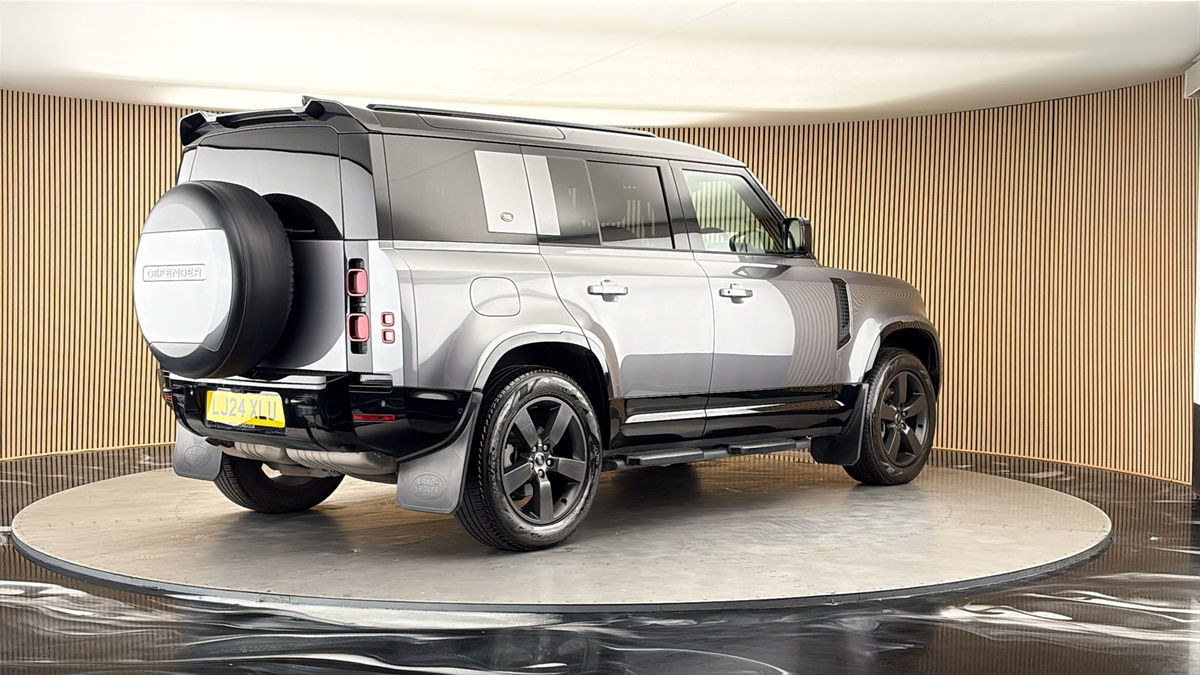 Land Rover Defender 110 Image 21