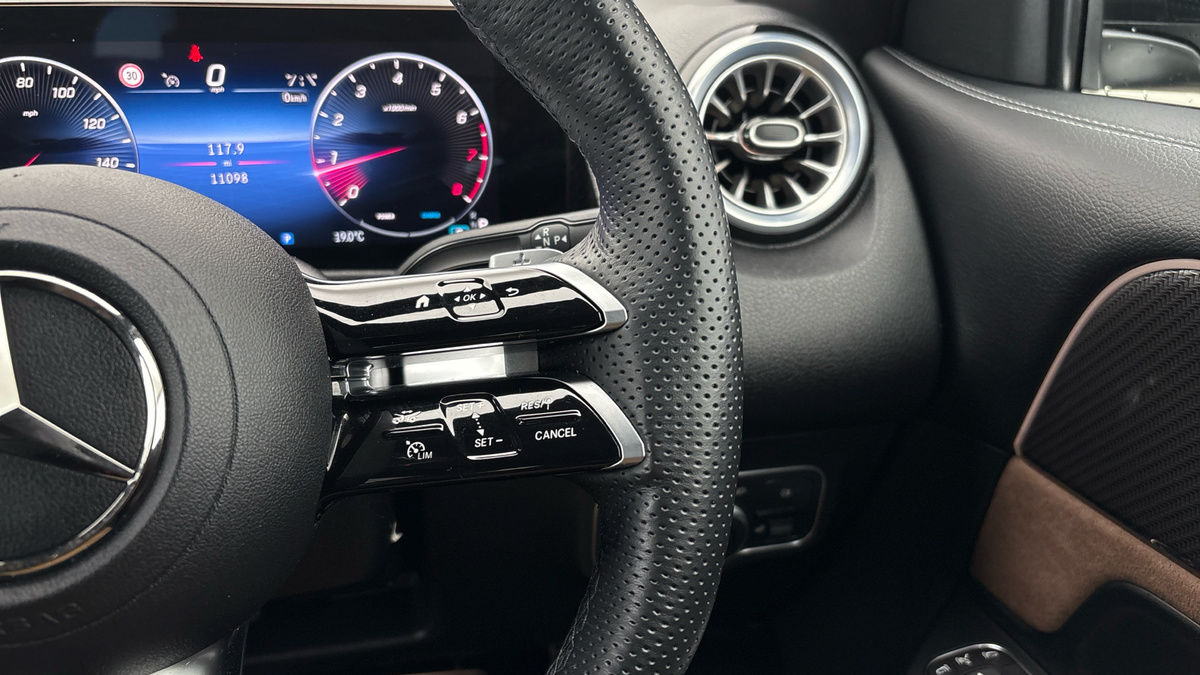 Mercedes-Benz GLB Image 14