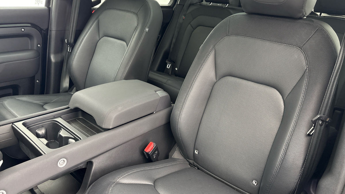 Land Rover Defender 110 Image 7