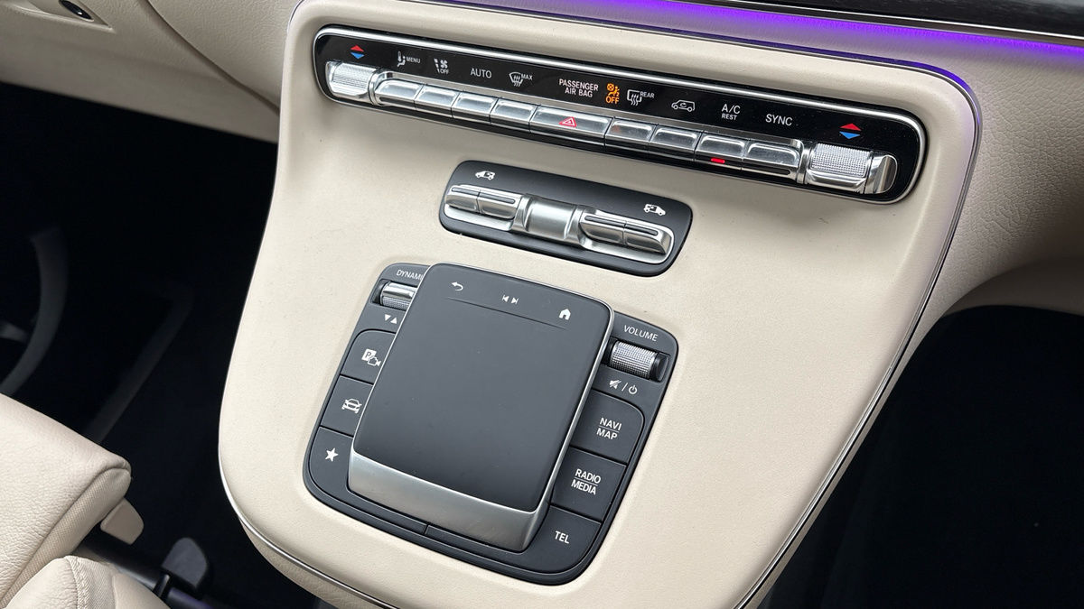 Mercedes-Benz V Class Image 25