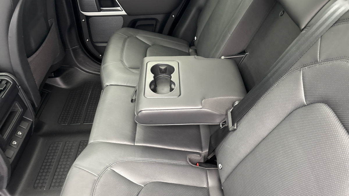 Land Rover Defender 110 Image 9