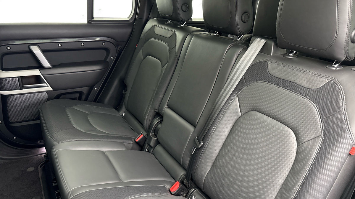 Land Rover Defender 110 Image 8
