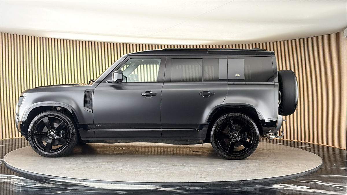 Land Rover Defender 110 Image 15