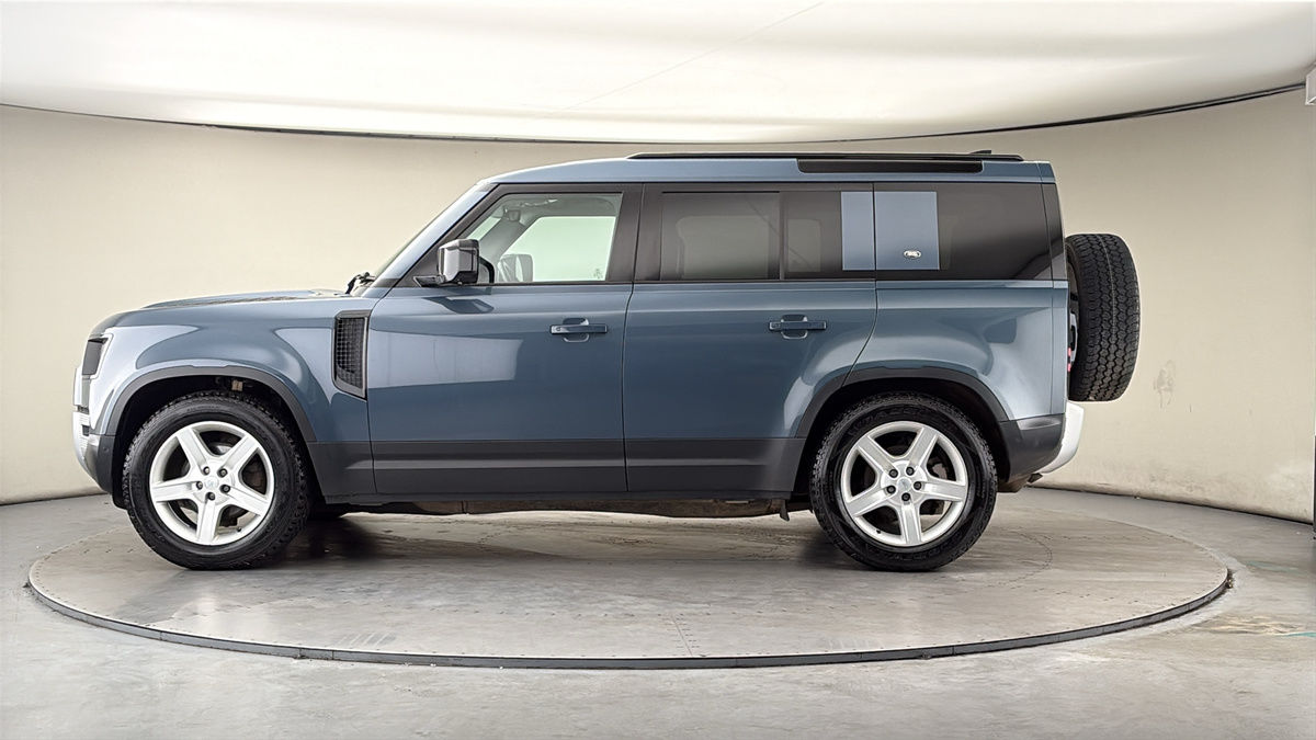 Land Rover Defender 110 Image 15