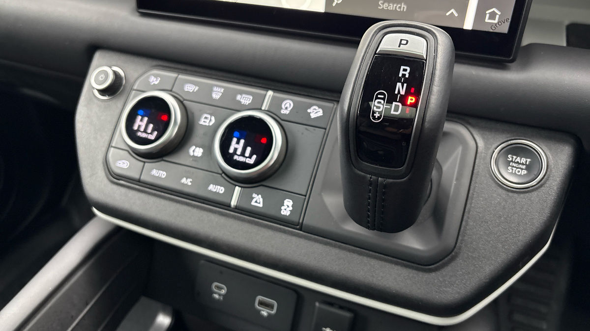 Land Rover Defender 110 Image 25