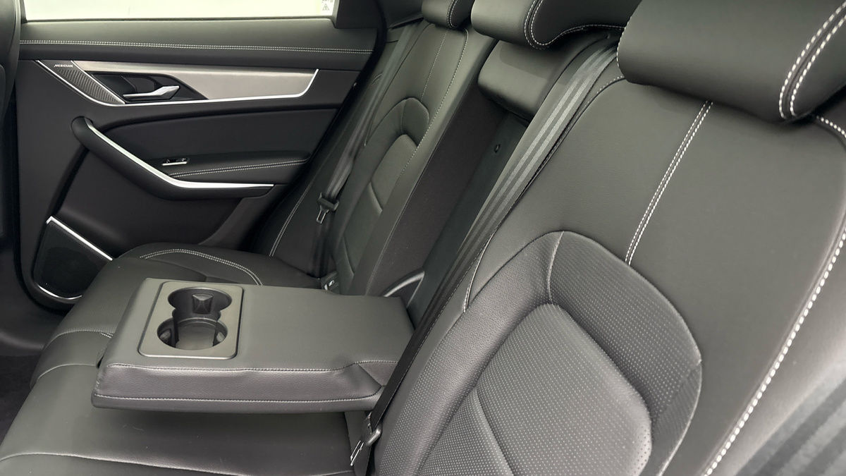 Jaguar F-PACE Image 9