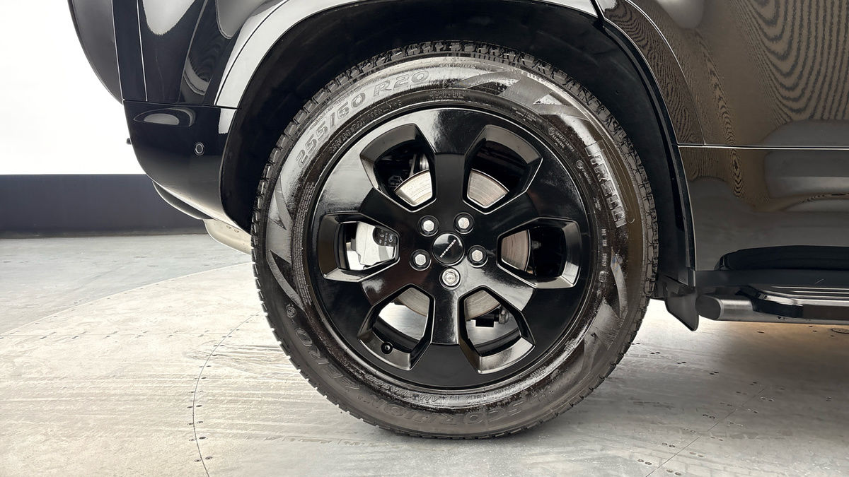 Land Rover Defender 110 Image 10