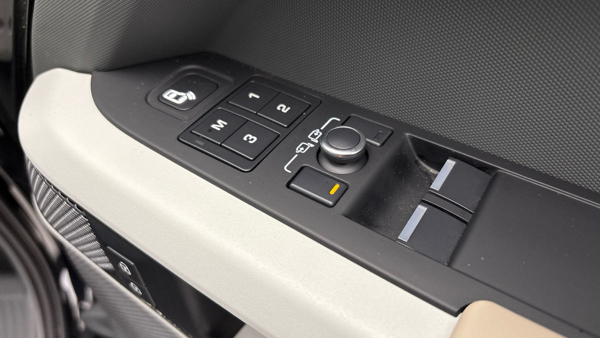 Land Rover Defender 90 Image 25