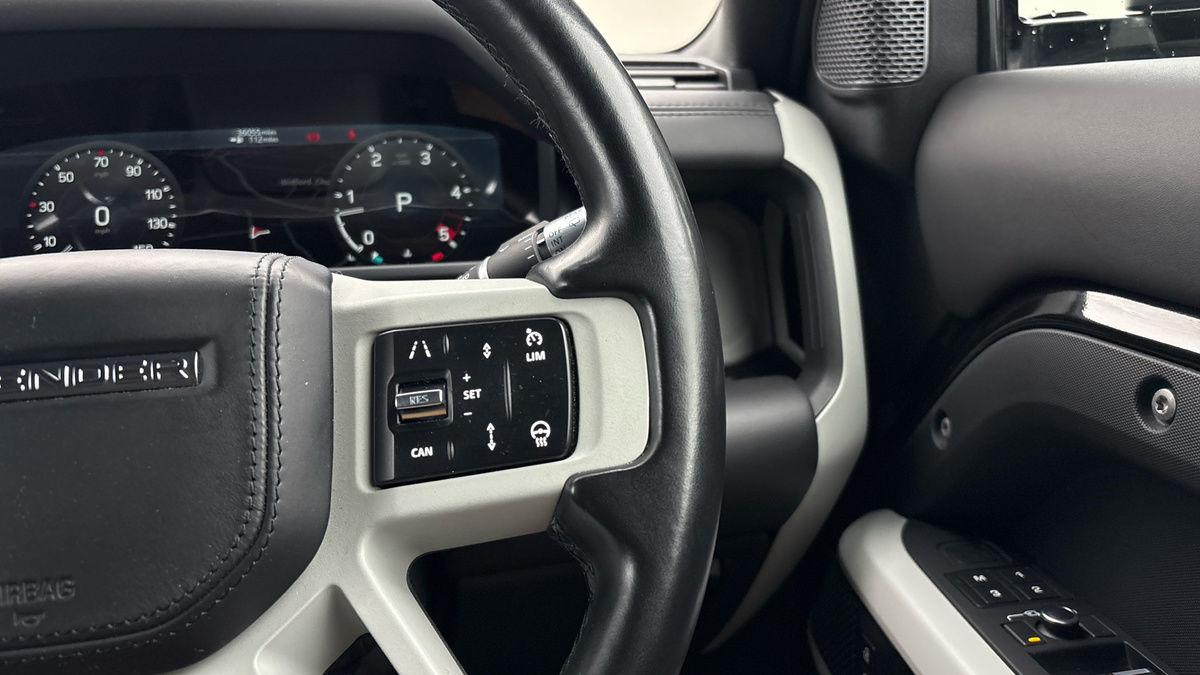 Land Rover Defender 110 Image 14