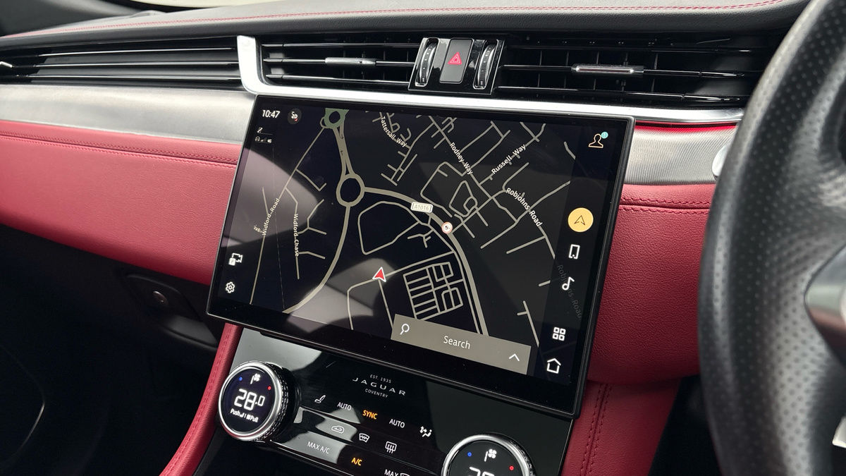 Jaguar F-PACE Image 17