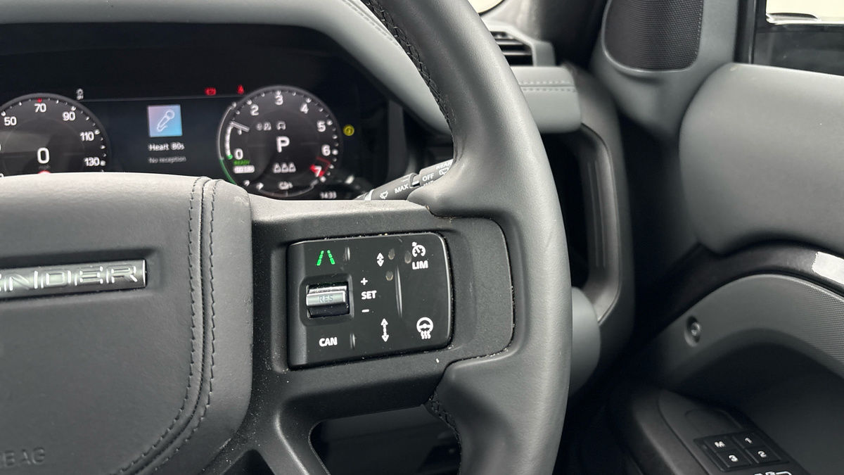 Land Rover Defender 110 Image 14