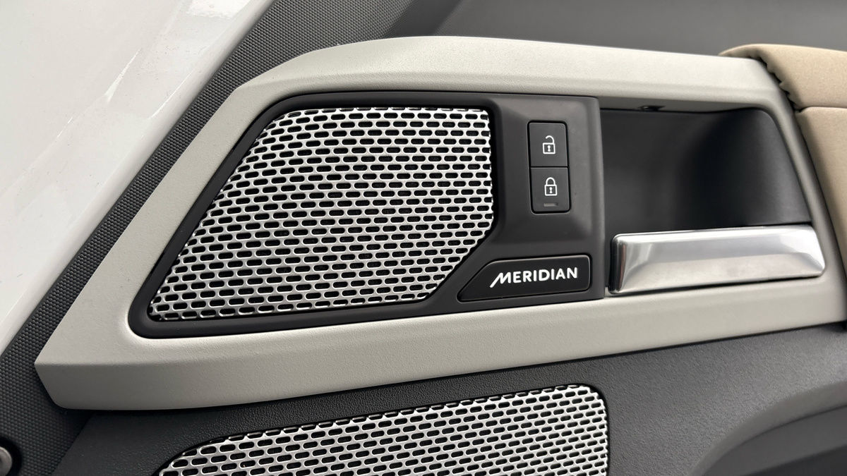 Land Rover Defender 130 Image 25