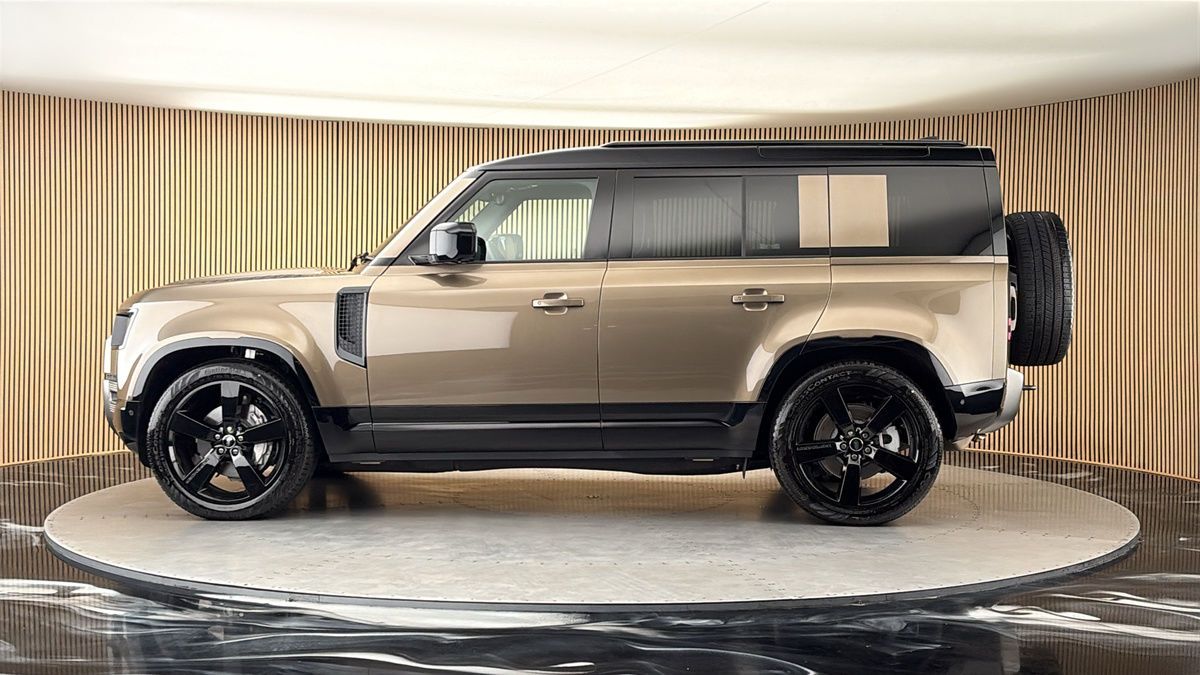 Land Rover Defender 110 Image 15