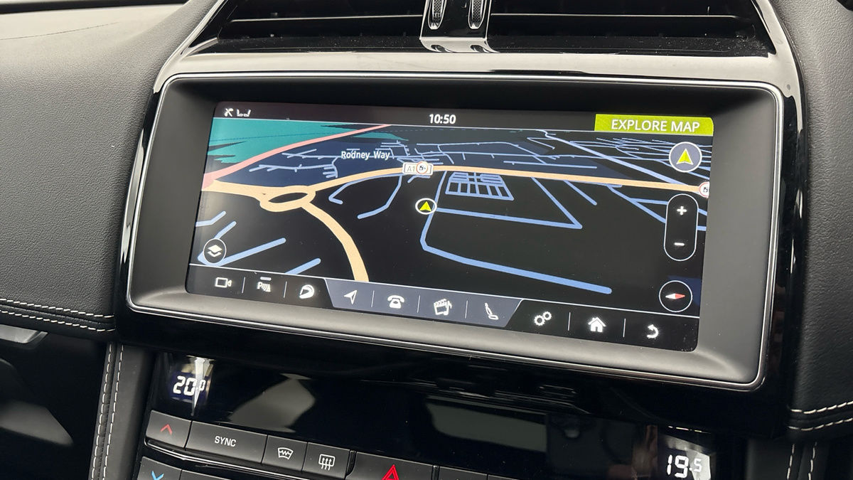 Jaguar F-PACE Image 34