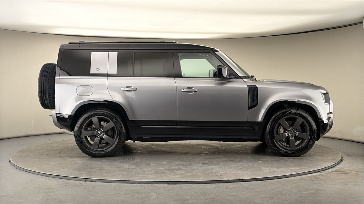 Land Rover Defender 110 Image 16