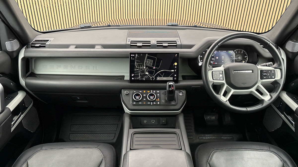 Land Rover Defender 130 Image 12
