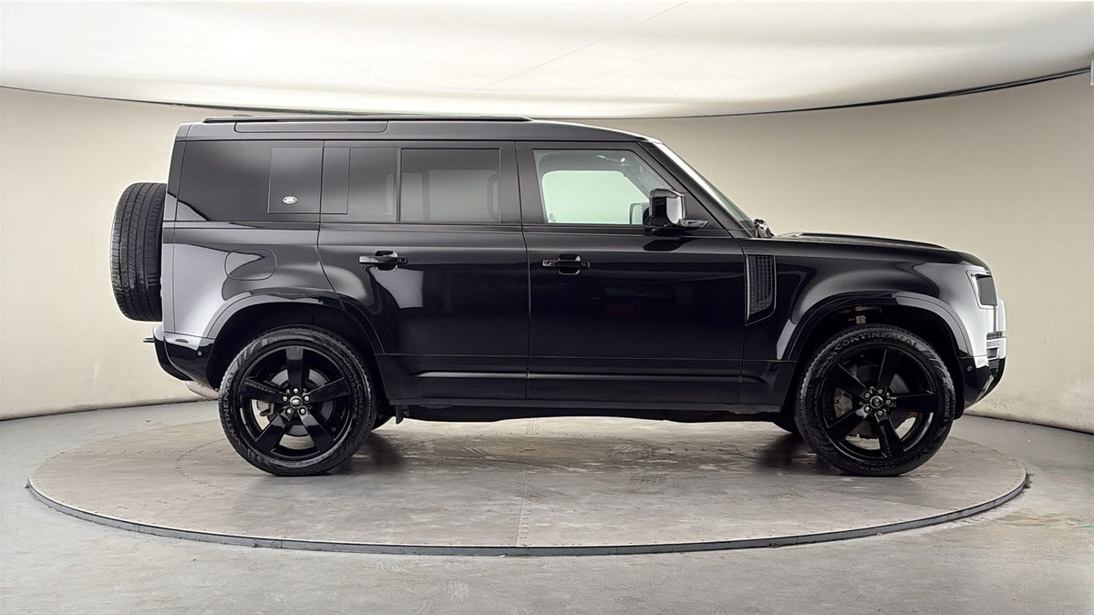 Land Rover Defender 110 Image 16