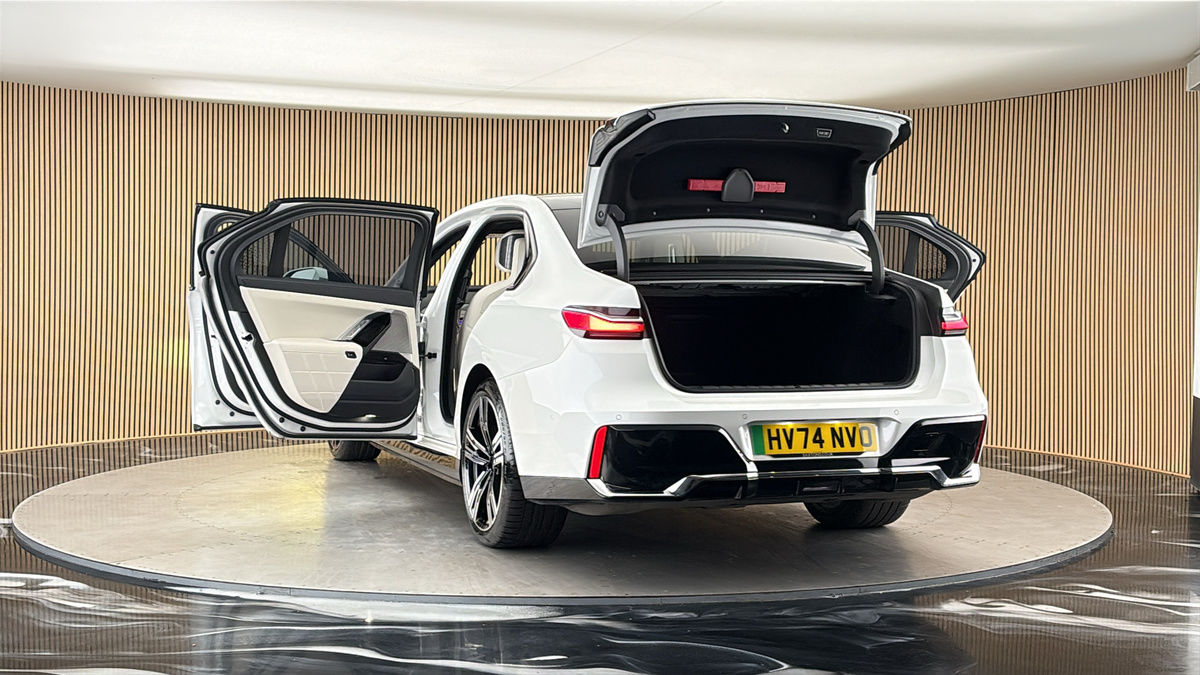 More views of BMW i7