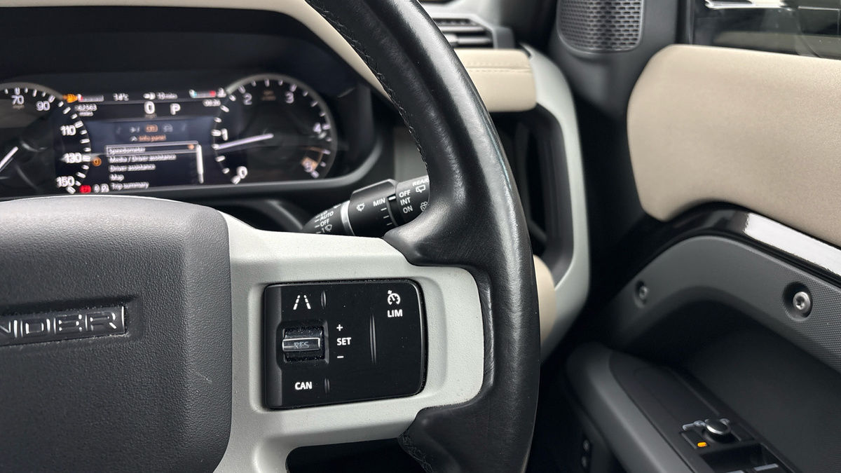 Land Rover Defender 110 Image 14