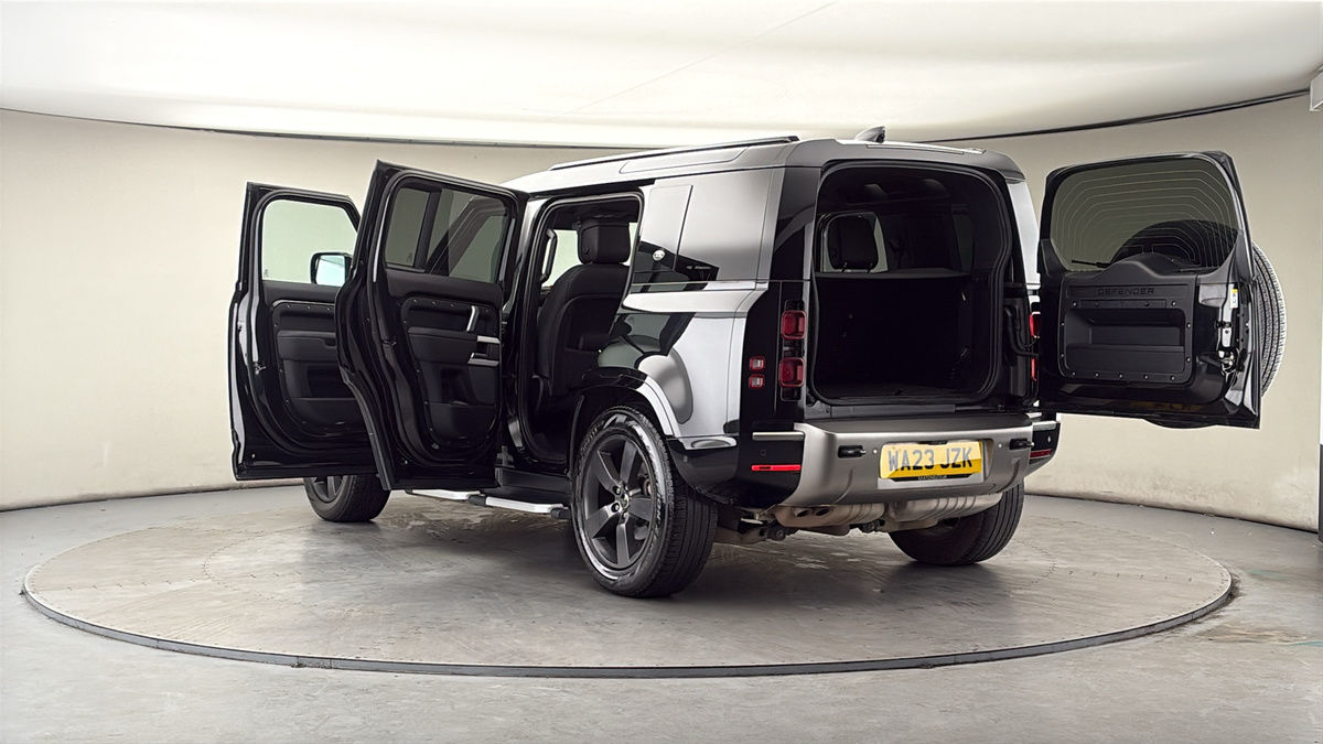 Land Rover Defender 110 Image 23