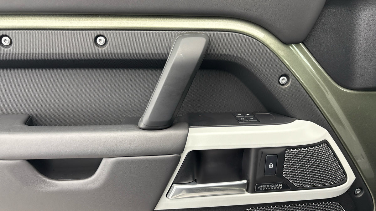 Land Rover Defender 110 Image 19