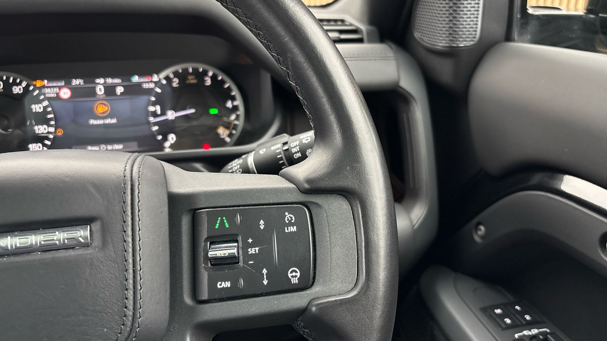 Land Rover Defender 110 Image 14