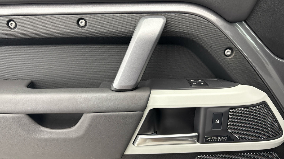 Land Rover Defender 110 Image 19