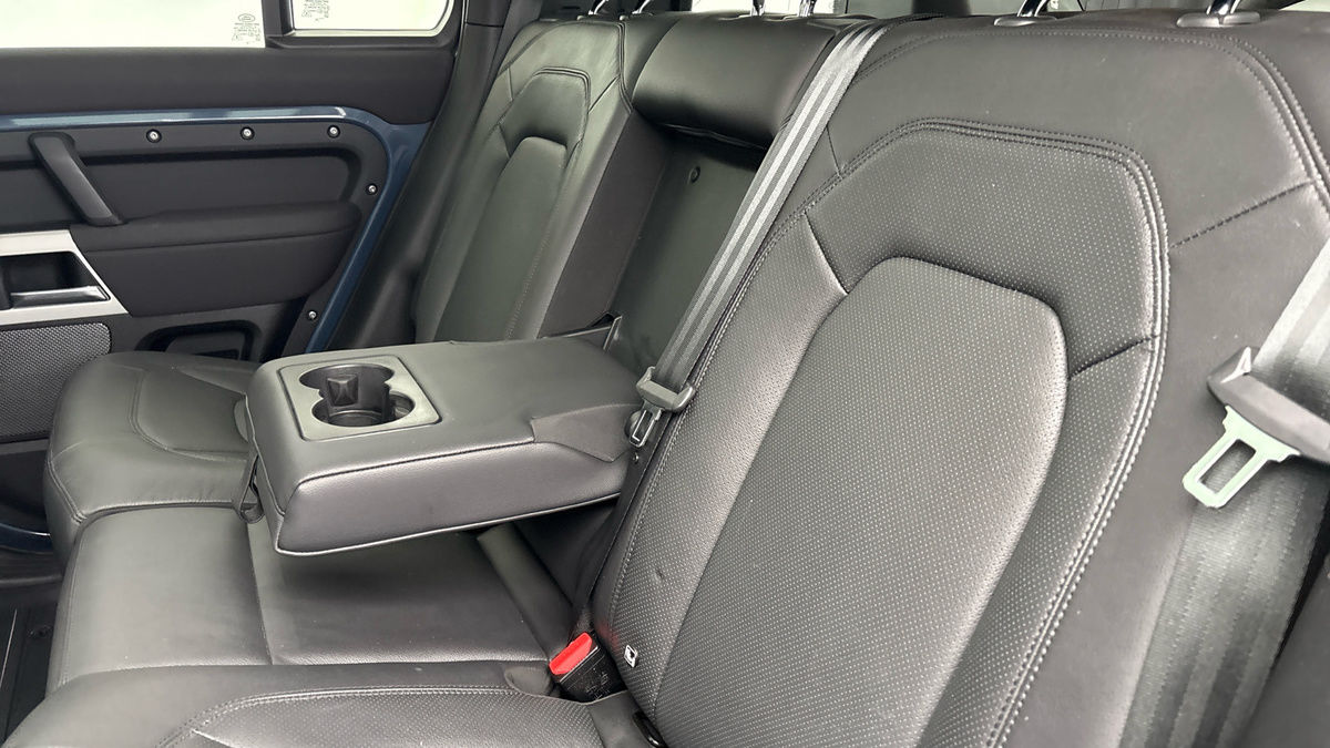 Land Rover Defender 110 Image 9