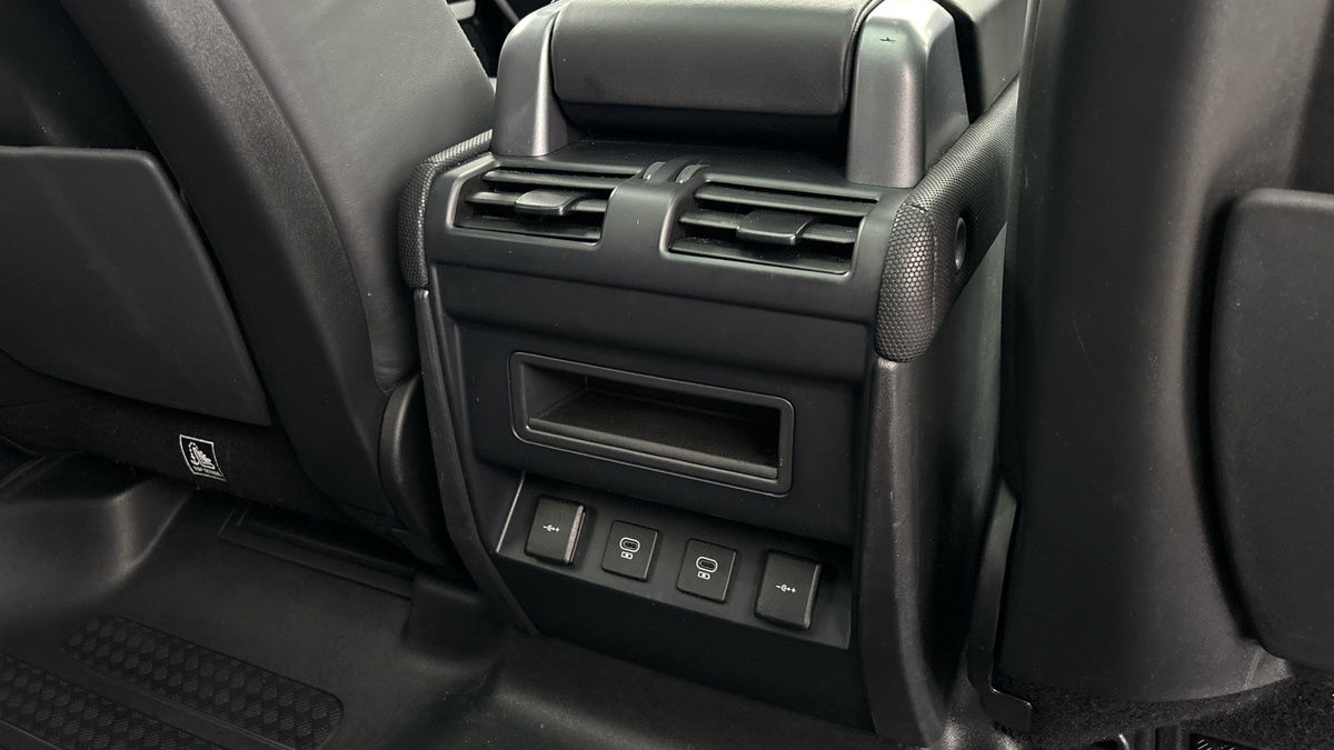 Land Rover Defender 110 Image 34