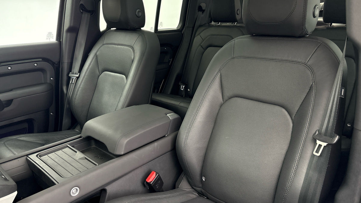 Land Rover Defender 110 Image 7