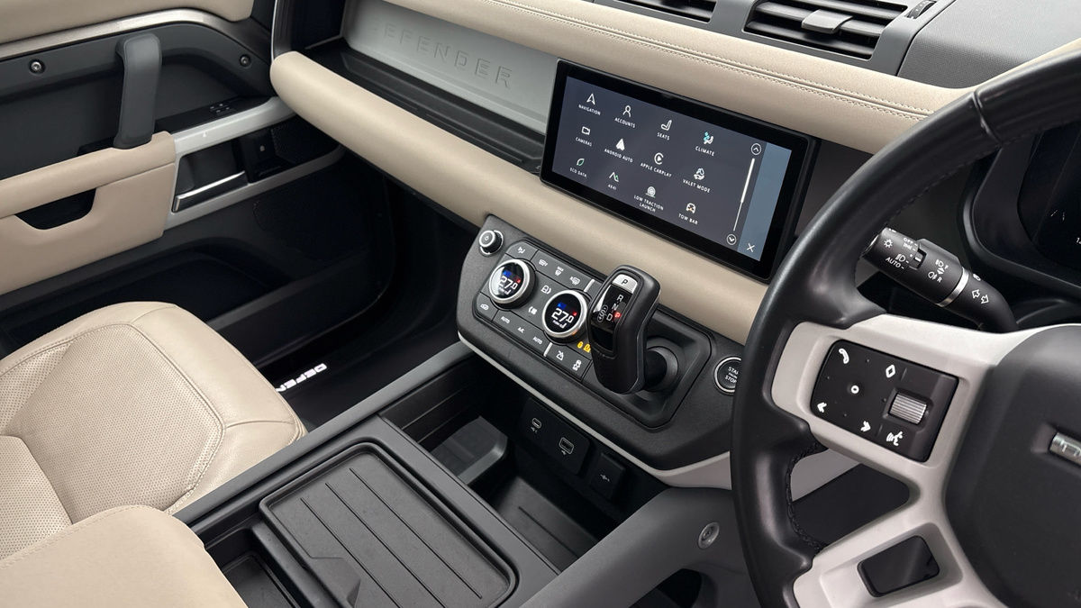 Land Rover Defender 110 Image 18