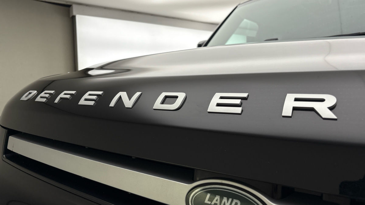 Land Rover Defender 110 Image 24