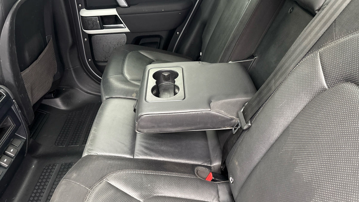 Land Rover Defender 110 Image 9