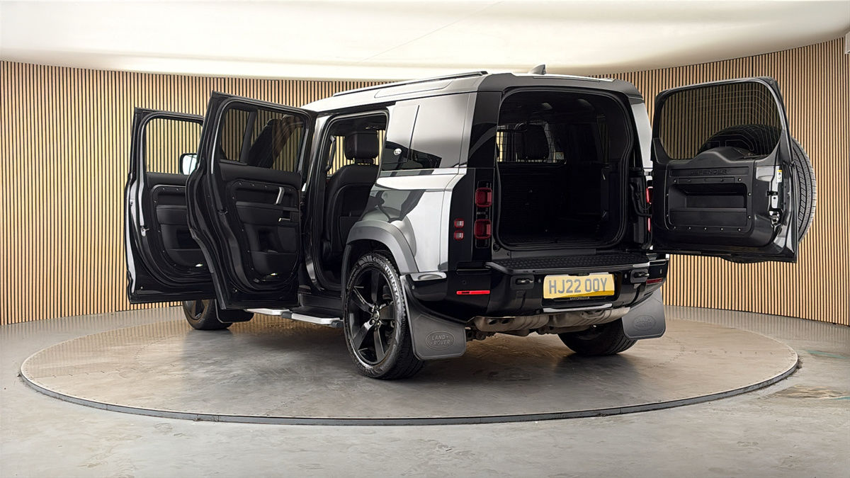 Land Rover Defender 110 Image 23