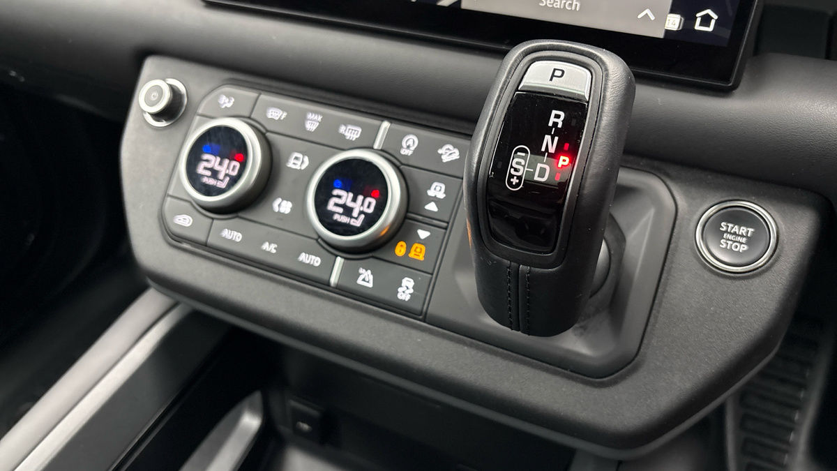 Land Rover Defender 110 Image 27