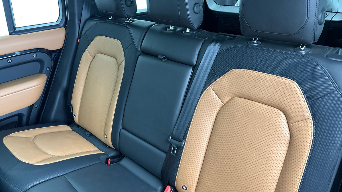 Land Rover Defender 110 Image 8