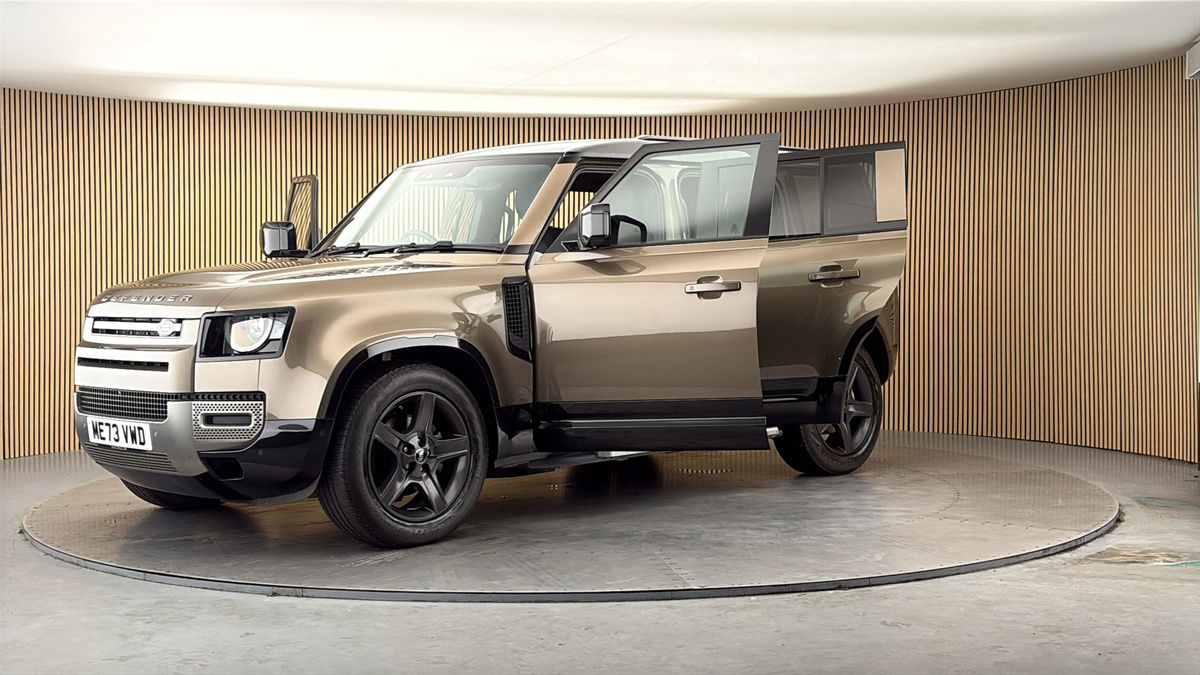 Land Rover Defender 110 Image 22