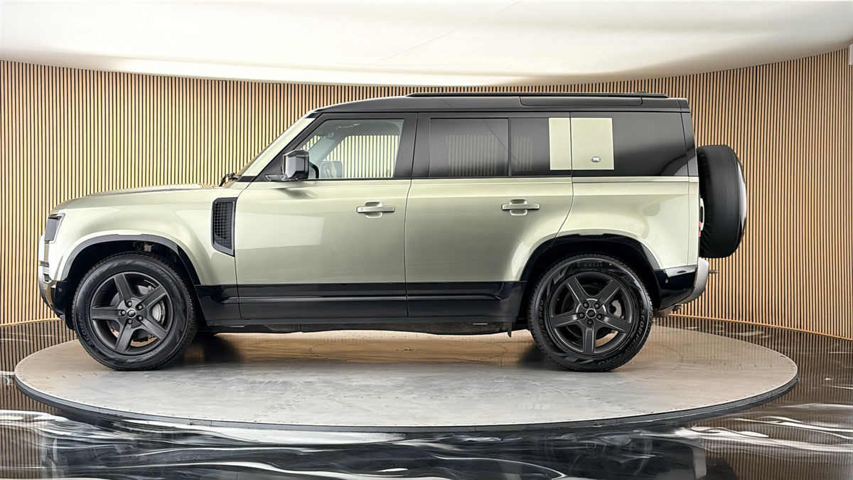 Land Rover Defender 110 Image 15