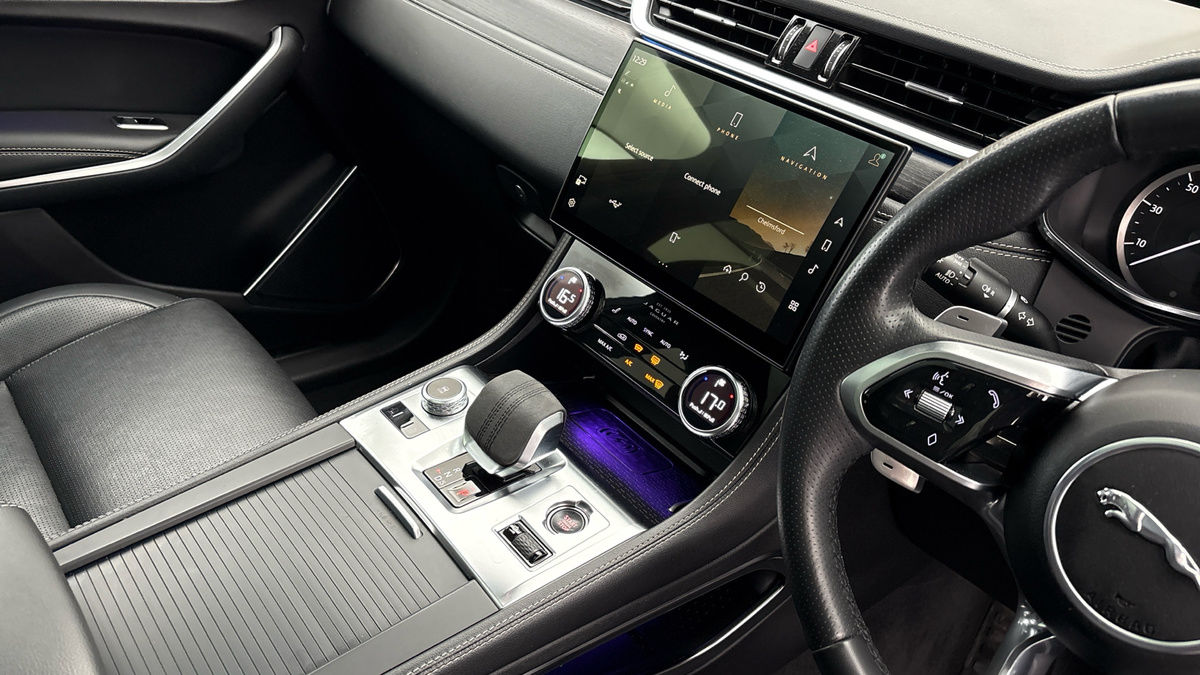 Jaguar F-PACE Image 18