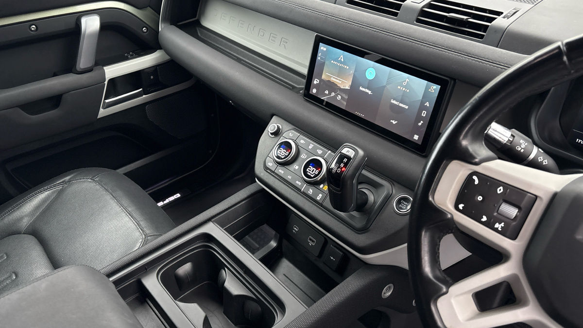 Land Rover Defender 110 Image 18