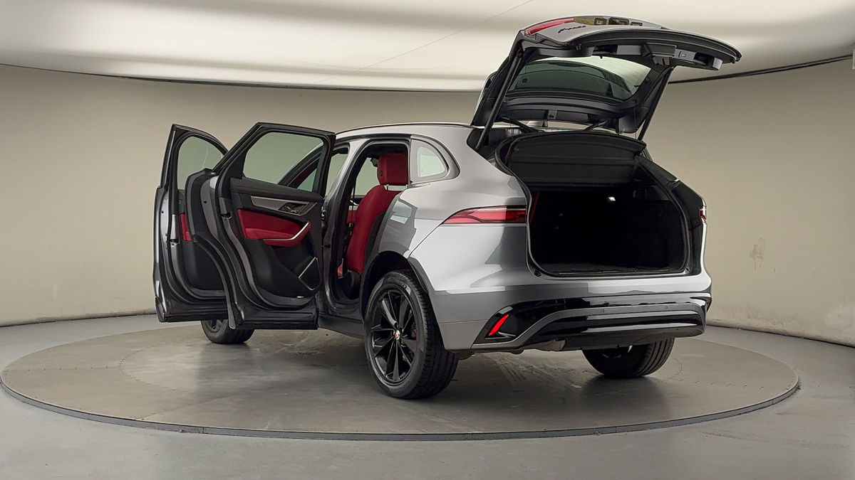 Jaguar F-PACE Image 23