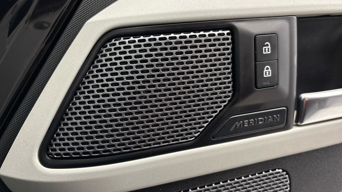 Land Rover Defender 110 Image 25