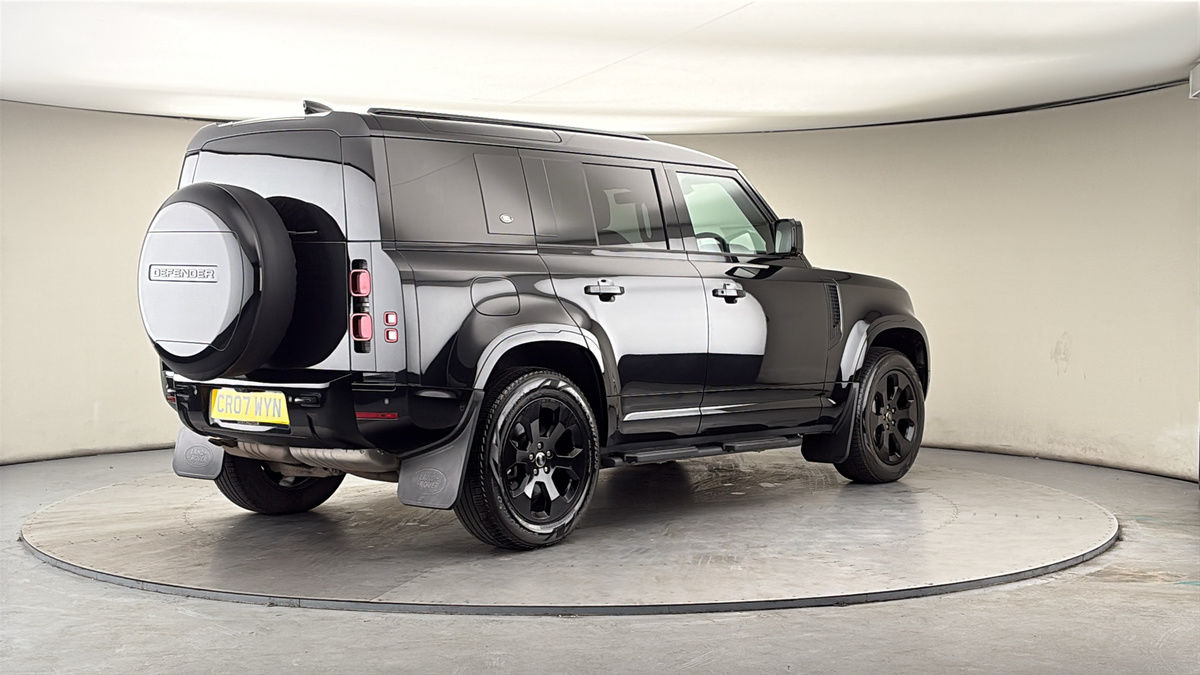 Land Rover Defender 110 Image 21