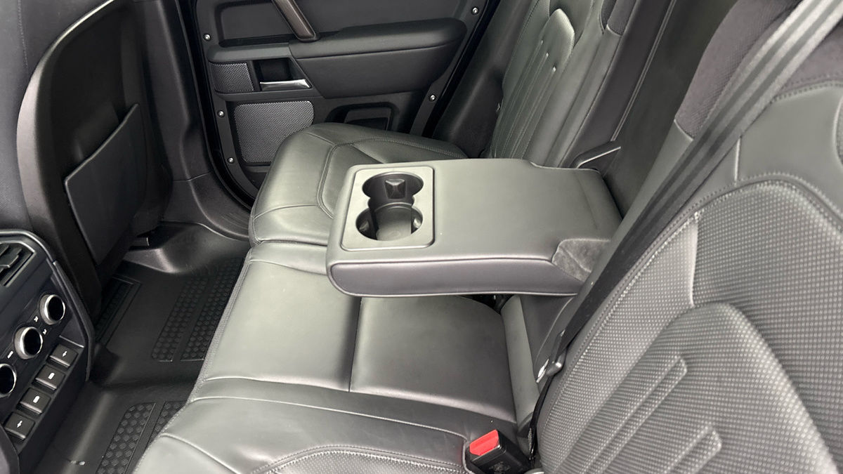 Land Rover Defender 110 Image 9