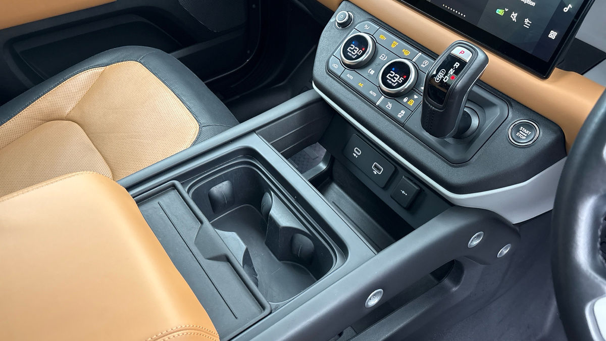 Land Rover Defender 110 Image 18