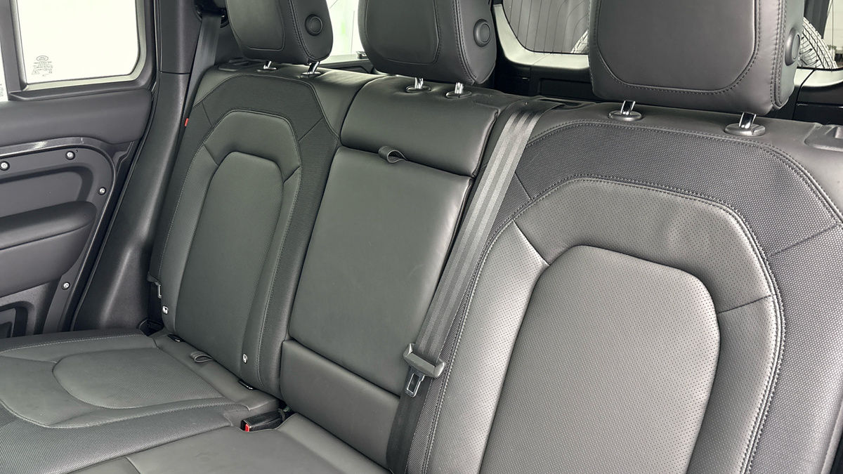 Land Rover Defender 110 Image 8