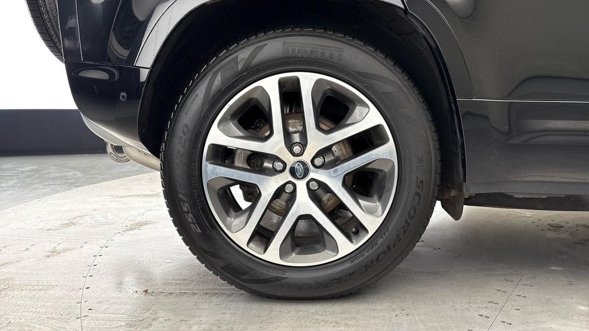 Land Rover Defender 110 Image 10